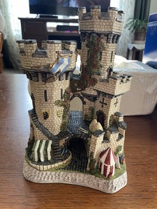 David Winter "The Kingmaker's Castle" In original box w/ COA. Ltd Ed #3376/7150
