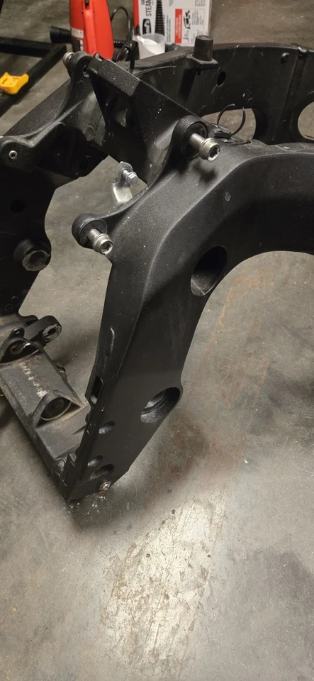 06-07 Suzuki GSXR600 GSXR 600 Main Frame Chassis OEM STRAIGHT No WRECK 2006 2007 - Image 3 of 4