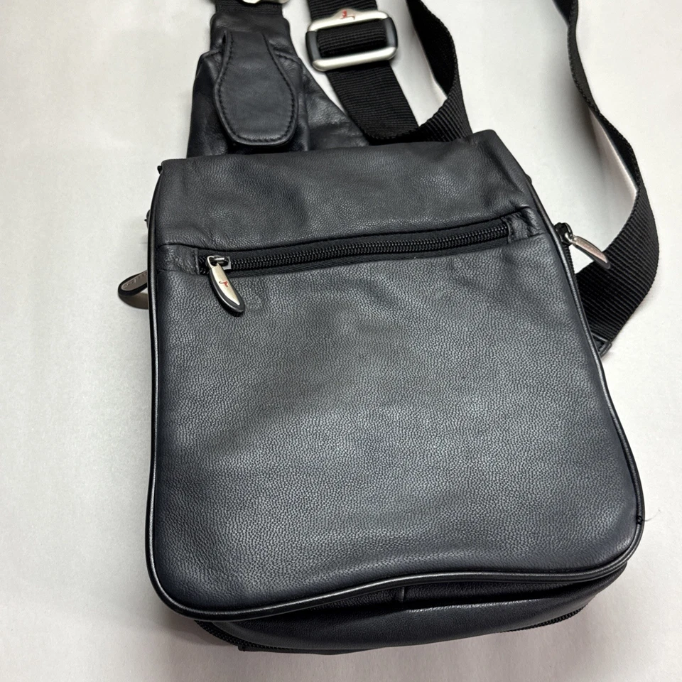 Bolso Bandolera Pequeño de Cuero Travelon Estilo Mensajero Correa Ajustable Negra Foto 2 de 4