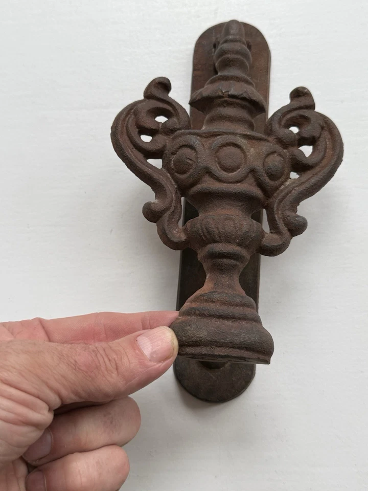 Jarrón trofeo copa HIERRO FUNDIDO ALDABA PUERTA ANTIGUO ARQUITECTÓNICO SALVAMENTO ANTIGUO VTH (N) Foto 3 de 4