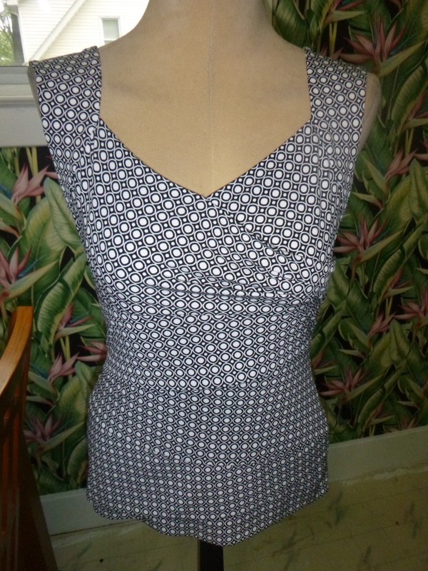 WOMANS SIZE MEDIUM"WHITE HOUSE BLACK MARKET"WHITE/BLACK LAYERED TIER FRONT TUNIC