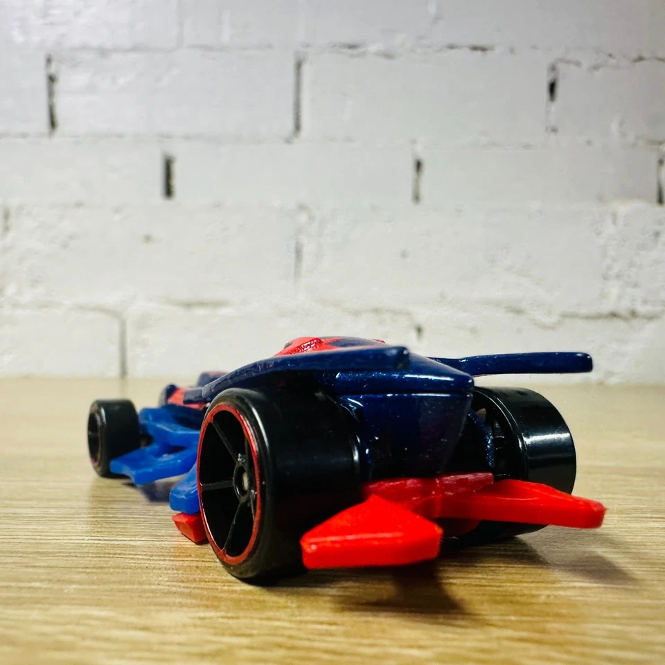 RARO 2014 Spider-Man 2099 Marvel Diecast Character Car 2016 35 Foto 4 de 4