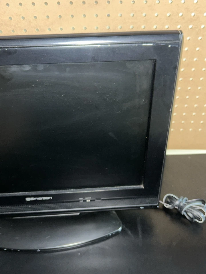 Emerson LD195EM8 19" HDTV & DVD Player Combo TESTED (No Remote)  - Image 2 of 4