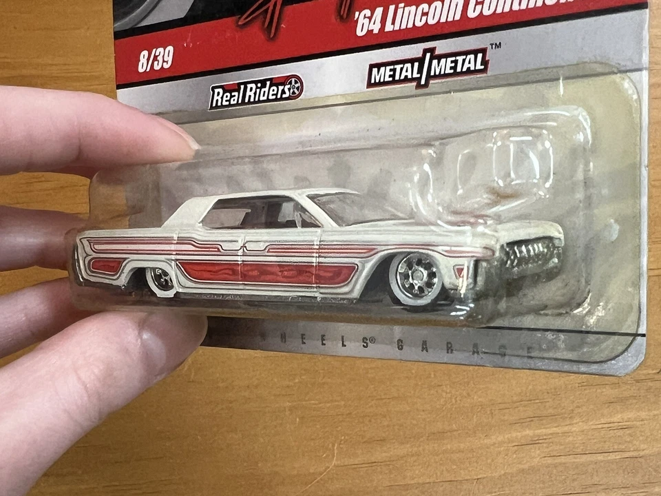Lincoln Continental #8/39 blanco firmado Chase Hot Wheels Wayne's Garage '64 Foto 4 de 4