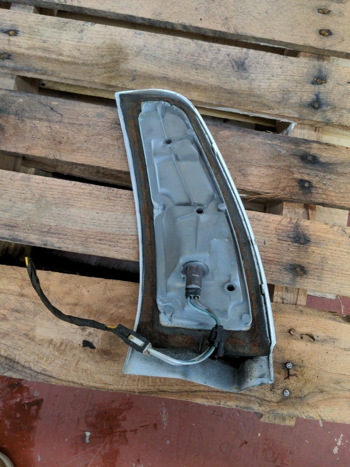 Buick Sport Wagon 1970 1971 1972 luz trasera izquierda conductor lente y carcasa  Foto 4 de 4