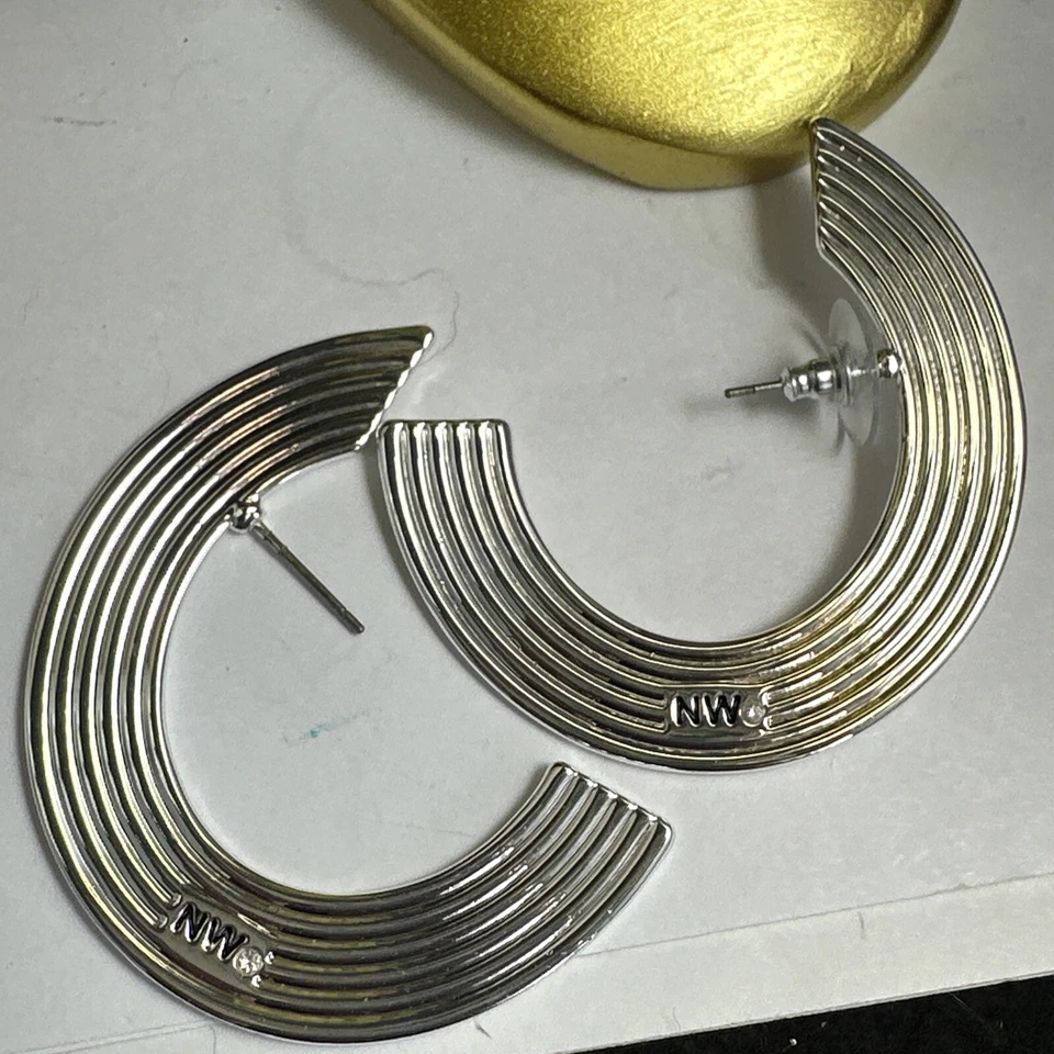 Pendientes lóbulo de aro de nueve oeste en tono plata Foto 2 de 4