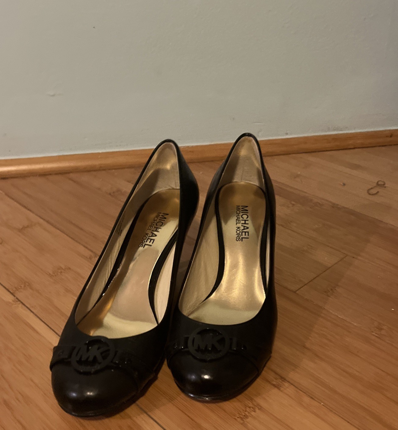 Michael Kors Fulton Mid Pump Size 6 1/2 thumbnail 2