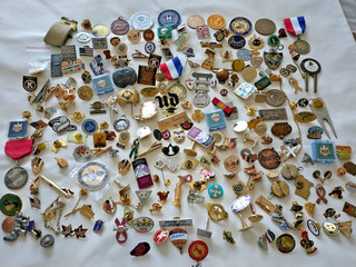 ESTATE FIND....BULK CLUB ARMY PIN PINS BADGES MEDAL MISCELLANEOUS LOT...