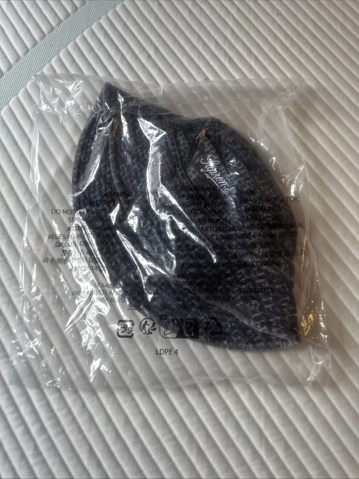Chapeau seau concasseur denim Supreme Needle Punch taille M/L noir FW24 neuf 2024