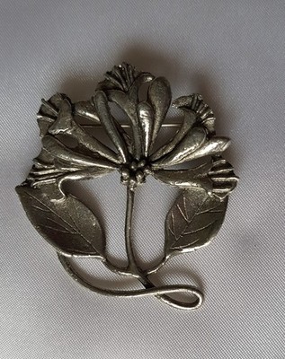 Brosche ~ Geißblatt Blume ~ versilbertes Zinn ~ signiert MASJ ~ Vintage
