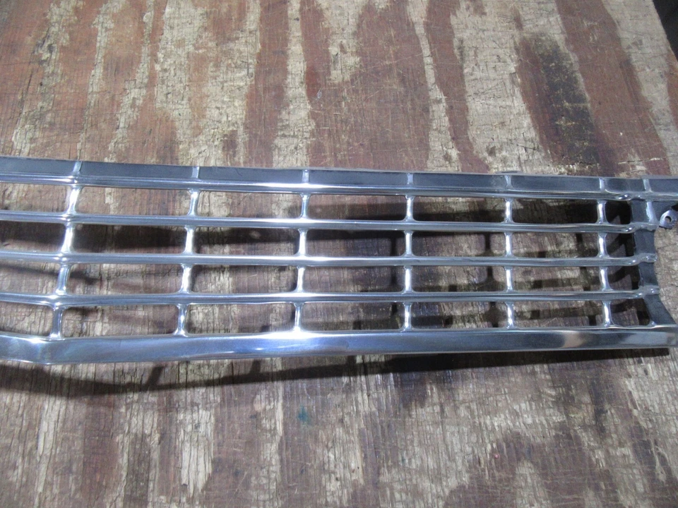 1968 雪佛兰 Impala Belair Biscayne 原装前格栅装饰模垫 — 第 4/4 张图片