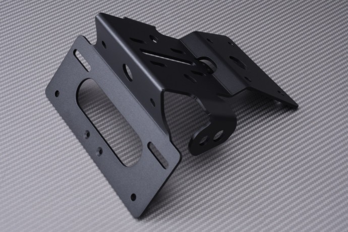 Support de plaque GSX-8R anti-vibration avec feu rouge AVDB intégré - 4