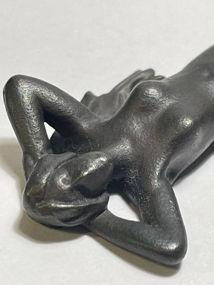 Estatuillas miniatura vintage ~ Dos mujeres desnudas jugando ~ bronce/latón 2-3 pulgadas Foto 4 de 4