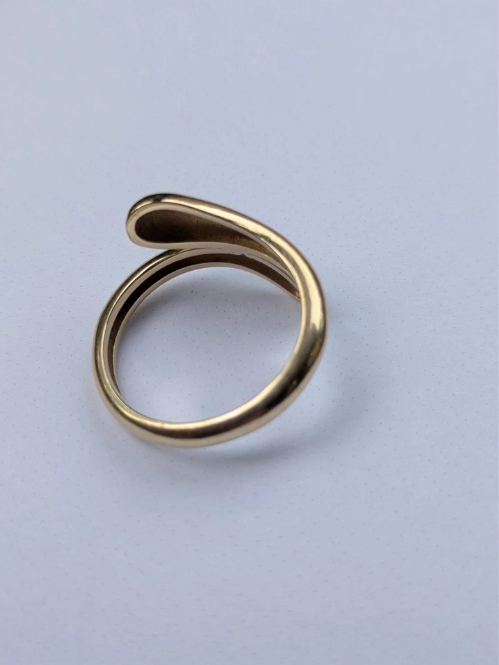 Anillo envolvente Kinn Studio Willow en oro amarillo de 14k talla 6 cruzado audaz Foto 3 de 4