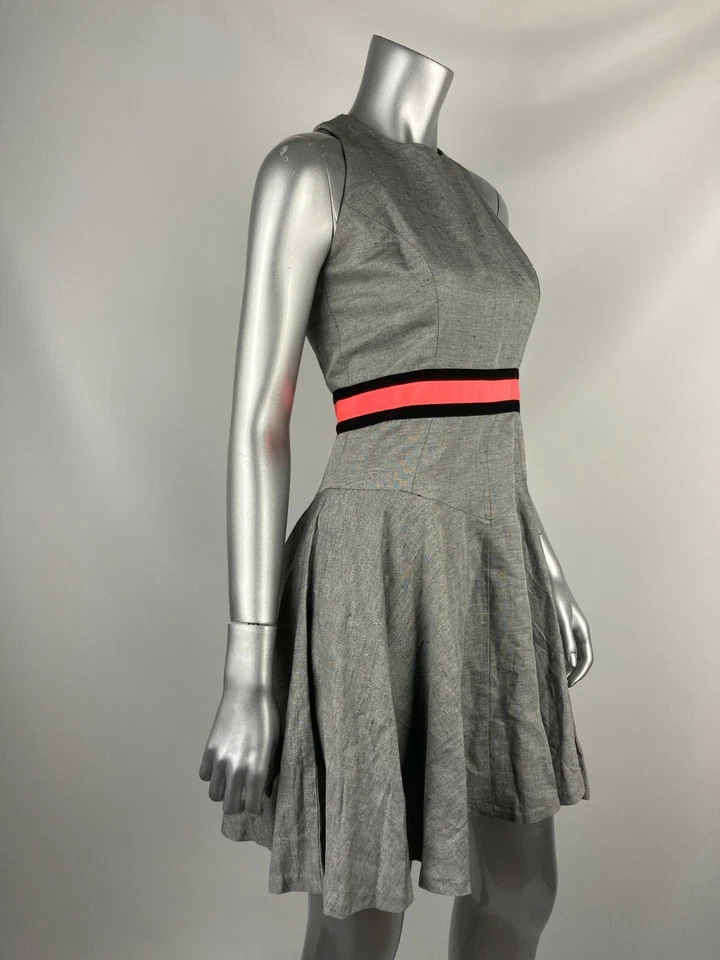 Vestido Milly of New York 4 Gris Plateado Cuello Alto Sin Mangas Falda Acampanada Forrada Foto 4 de 4