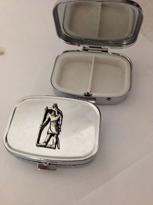 Anubis R201 englisches Zinn Emblem auf rechteckiger Reise Metall Pillendose