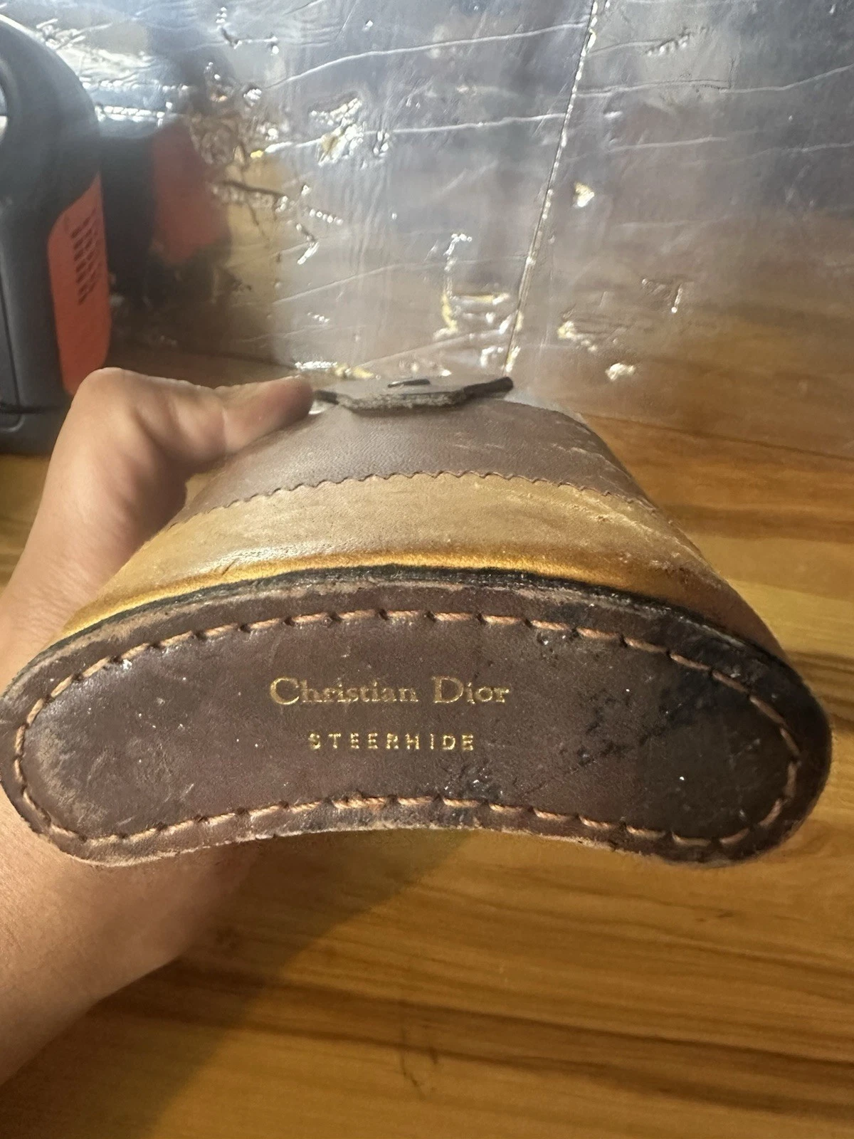 Gant Christian Dior flacon cuir de direction