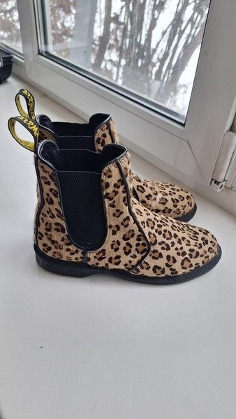 Women Dr. Martens Boots Beige Fur 37