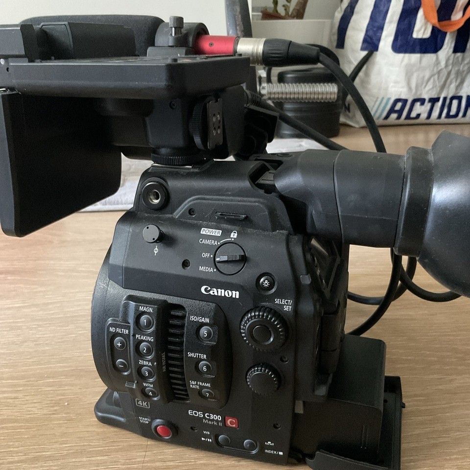 Canon EOS C300 Mark II 4K Cinema Camera + écran + poignée + micro ...