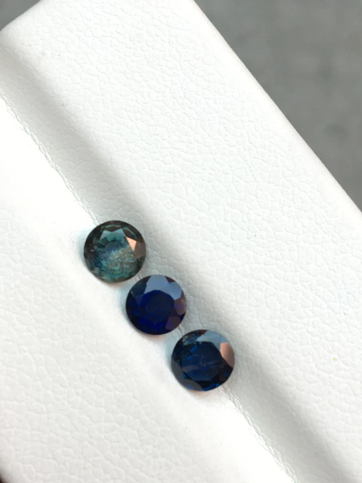 Unheated teal blue green sapphire perfect round cut gemstone 3 pieces 1.45 carat - Image 4 of 4