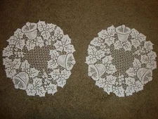  White lace Christmas design Table Doily's set of 2