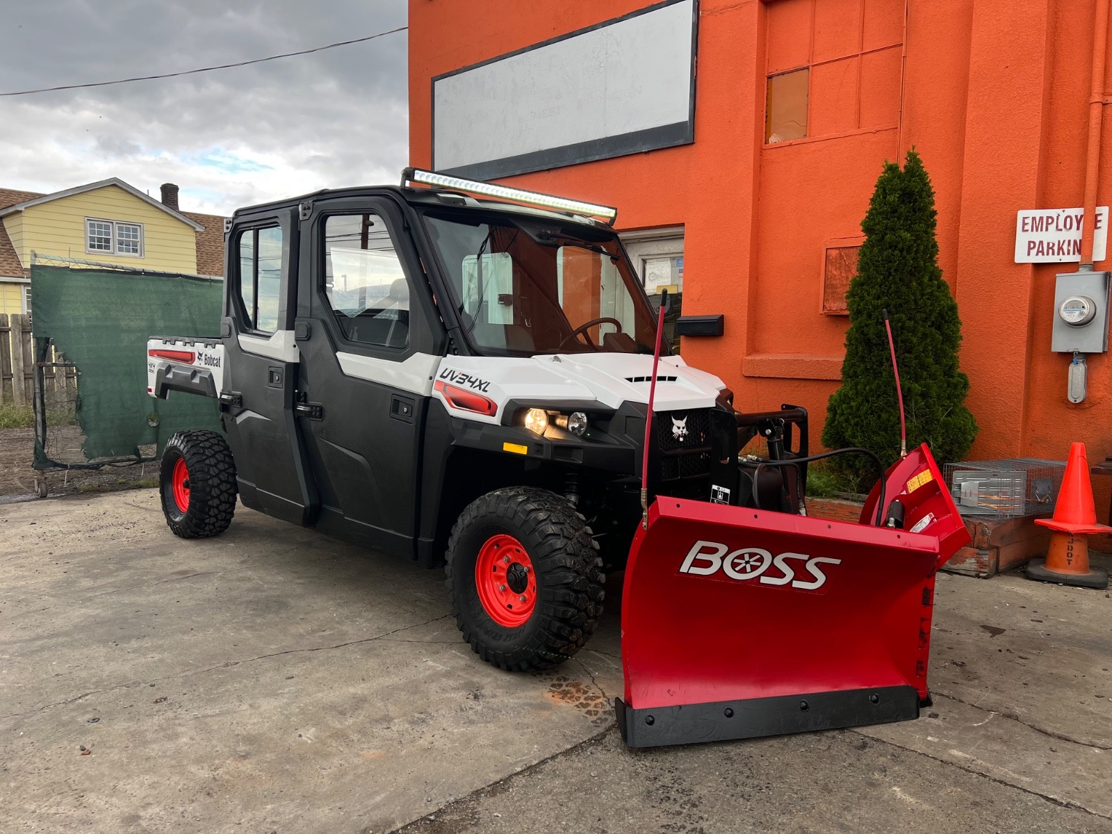 BOBCAT UV34XL crew cab, diesel kubota, hot/cool air, hydraulic boss v plow
