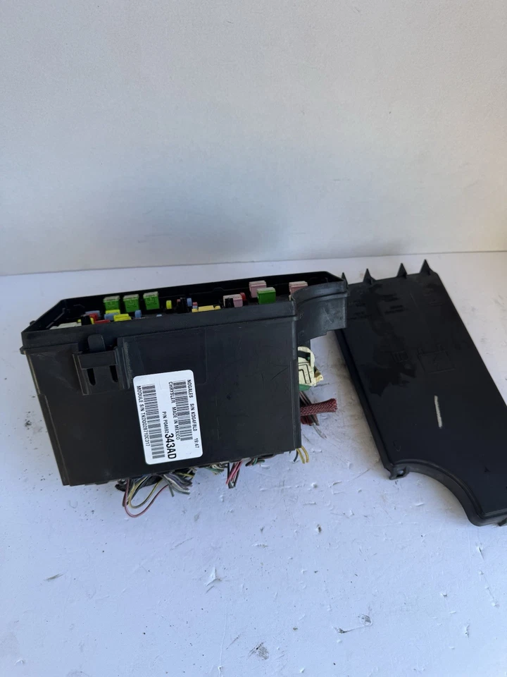 04692343AD Jeep 2011 2014 Patriot Compass caja de fusibles bahía de motor 2012 2013 OEM O53 Foto 2 de 4