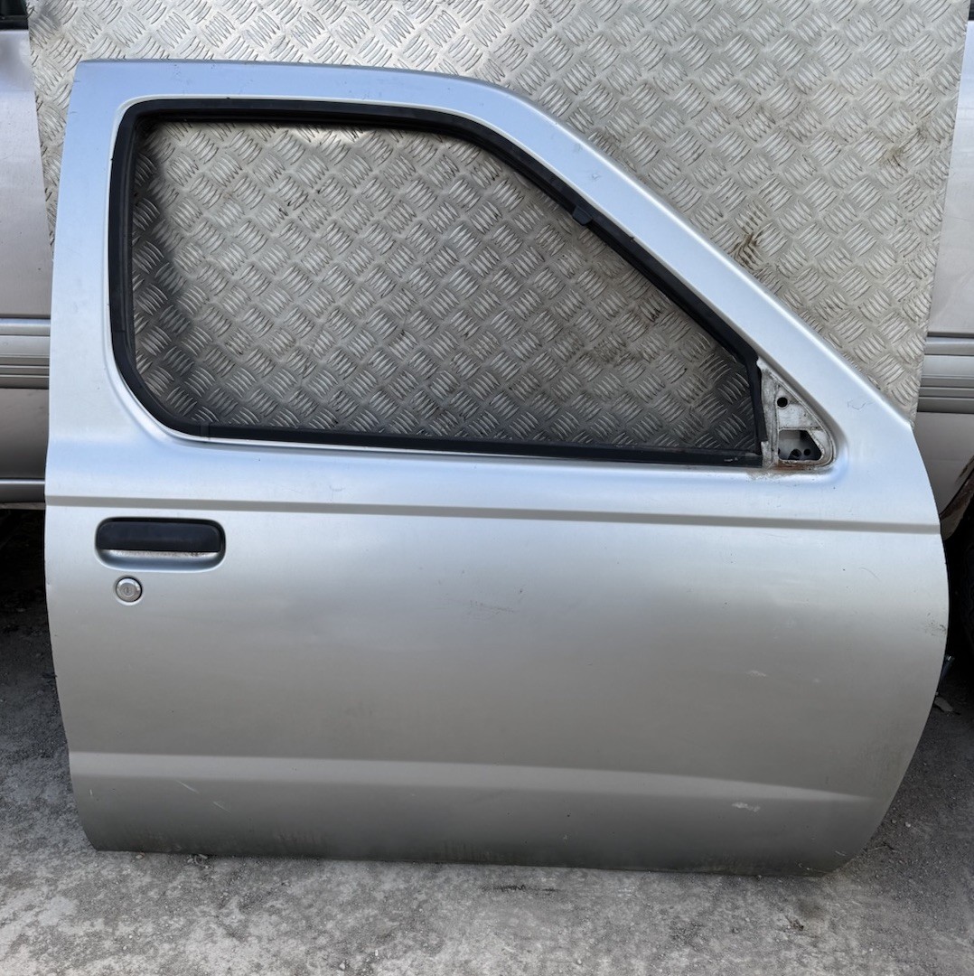 車 ニッサン D22フロンティア ノーズブラ USED
