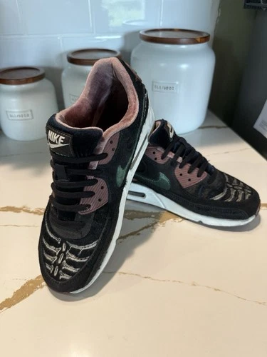 Nike Air Max 90 SE SIEMPRE Familia DO2154-010 Black Green Women's Size 9.5 PREOW