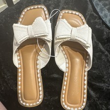 London Fog White Bows Slipon Style Sabinna Flat Sandals Women's Size 5.5