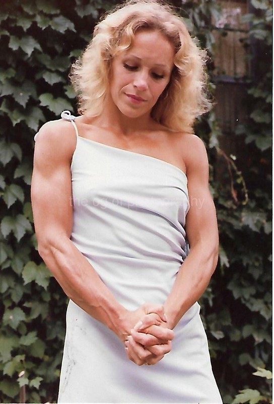 FEMALE BODYBUILDER 80's 90's FOUND PHOTO Color MUSCLE GIRL Original EN 21 57 H