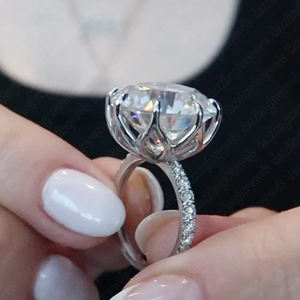 Anillo de compromiso de piedra grande de moissanita de corte redondo de 13,43 TCW enchapado en platino Foto 3 de 4