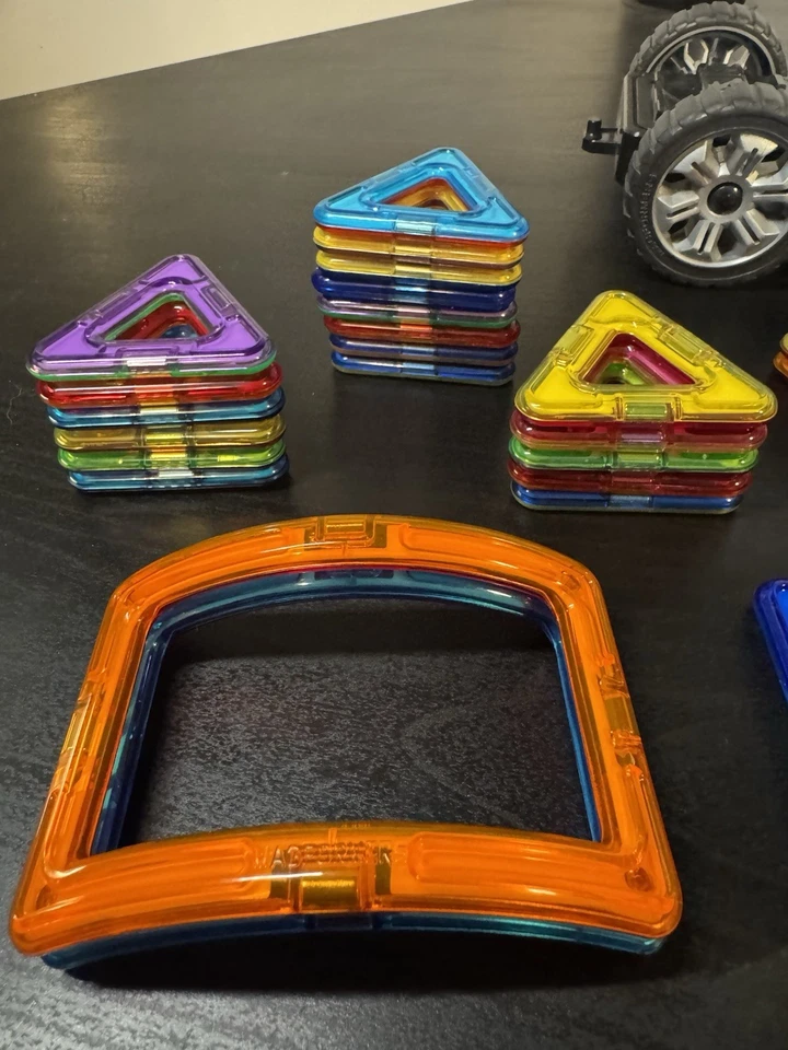 Magformers 40+-teiliges Magnetset - authentisch, gebraucht, gemischte Formen mit Rädern - Bild 2 von 4
