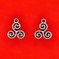 10 x Tibetan Silver Triskele Celtic Symbol Pagan Wiccan Charms Pendants Beads