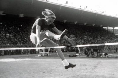 Olympics Ladies High Jump Final USSRs Aleksandra Chudisa actio- 1952 Old Photo