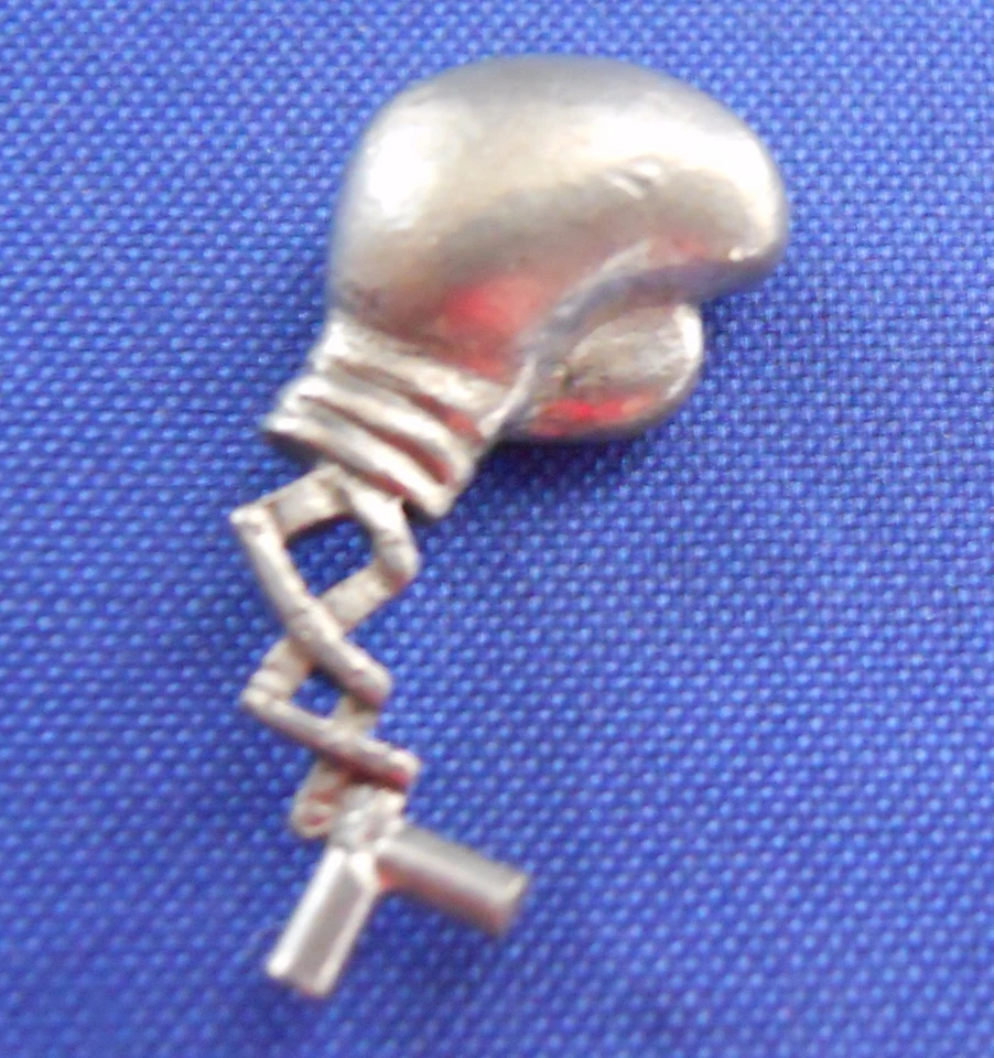 Clue Simpsons Extend O Glove Weapon Token Replacement Piece Pewter 1st Edition 2 - Image 2 of 2