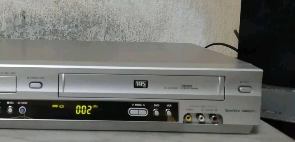 SAMSUNG SV-DVD440 COMBO LETTORE DVD/VHS 6 TESTINE STEREO CON TELECOMANDO - Immagine 3 di 4