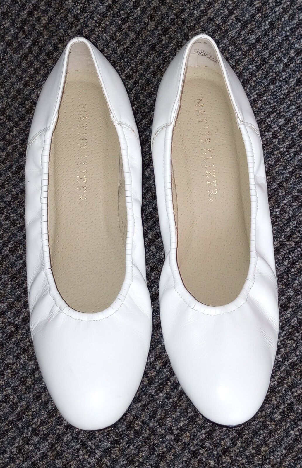 NATURALIZER women's pumps, size 8, white, soft on the ring