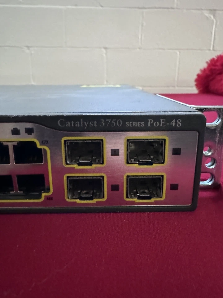 Conmutador Cisco Catalyst 3750 Series PoE-48 WS-C3750-48PS-S V08, con orejas de rack Foto 3 de 3