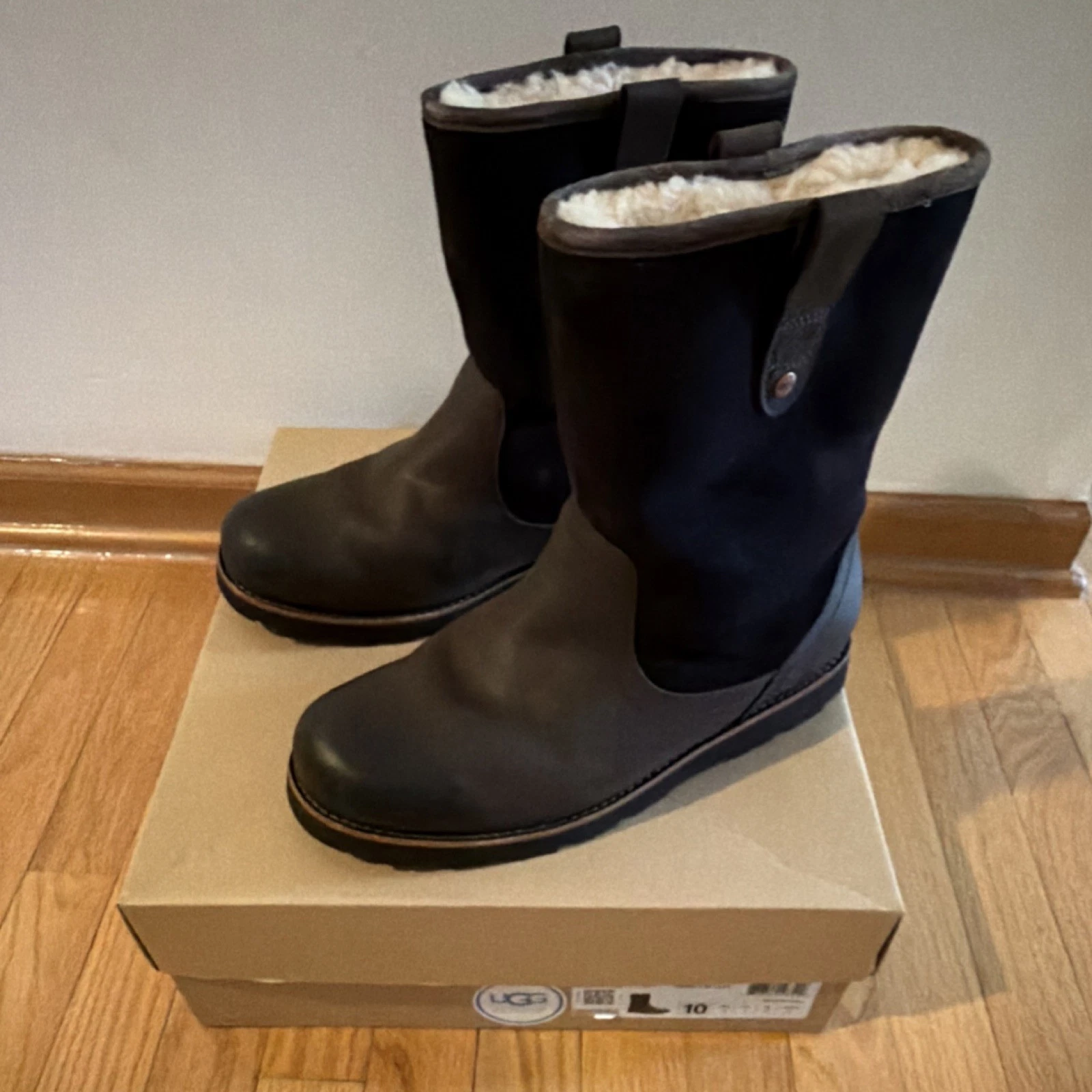 UGG Waterproof Brown Leather Sheepskin Lined Treadlite Snow Boots Men's Size
Opens in a new window o