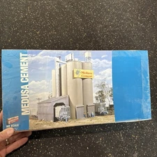 Walthers Cornerstone 933-3019 - Medusa Cement Company Kit  - HO Scale. Sealed
