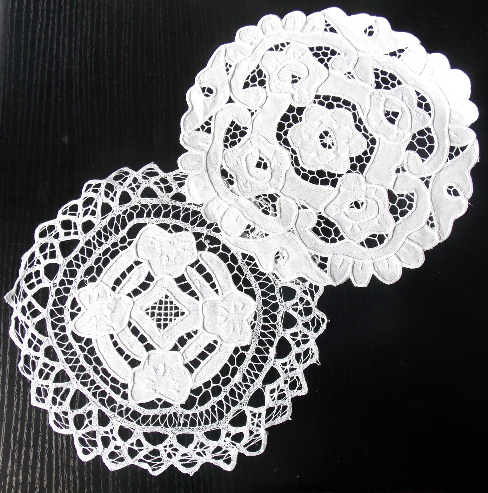 Napperons brodés main ronds 25cm Richelieu pour sublimer vos tables de fête et repas de famille