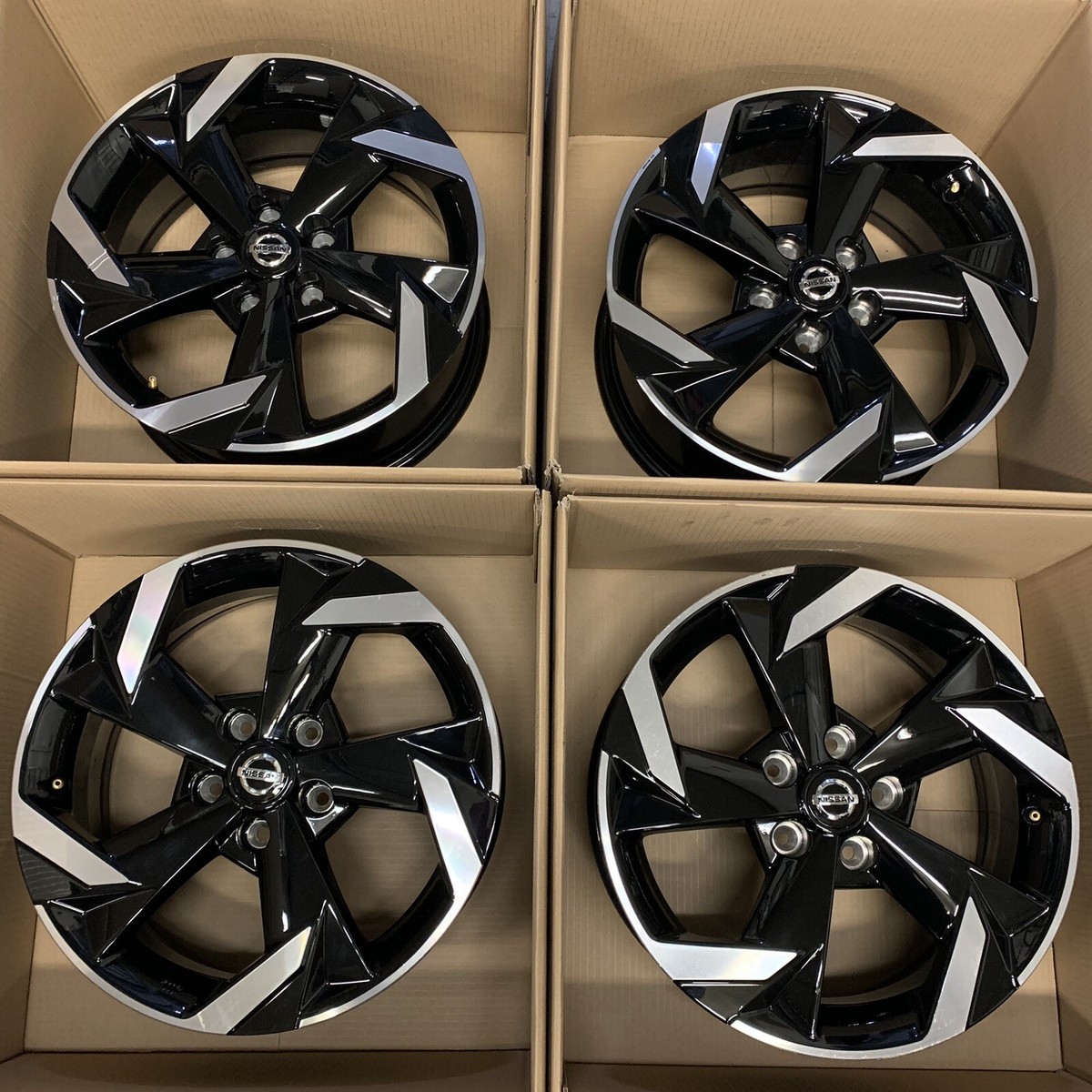 Genuine Nissan set of 4 Juke 17