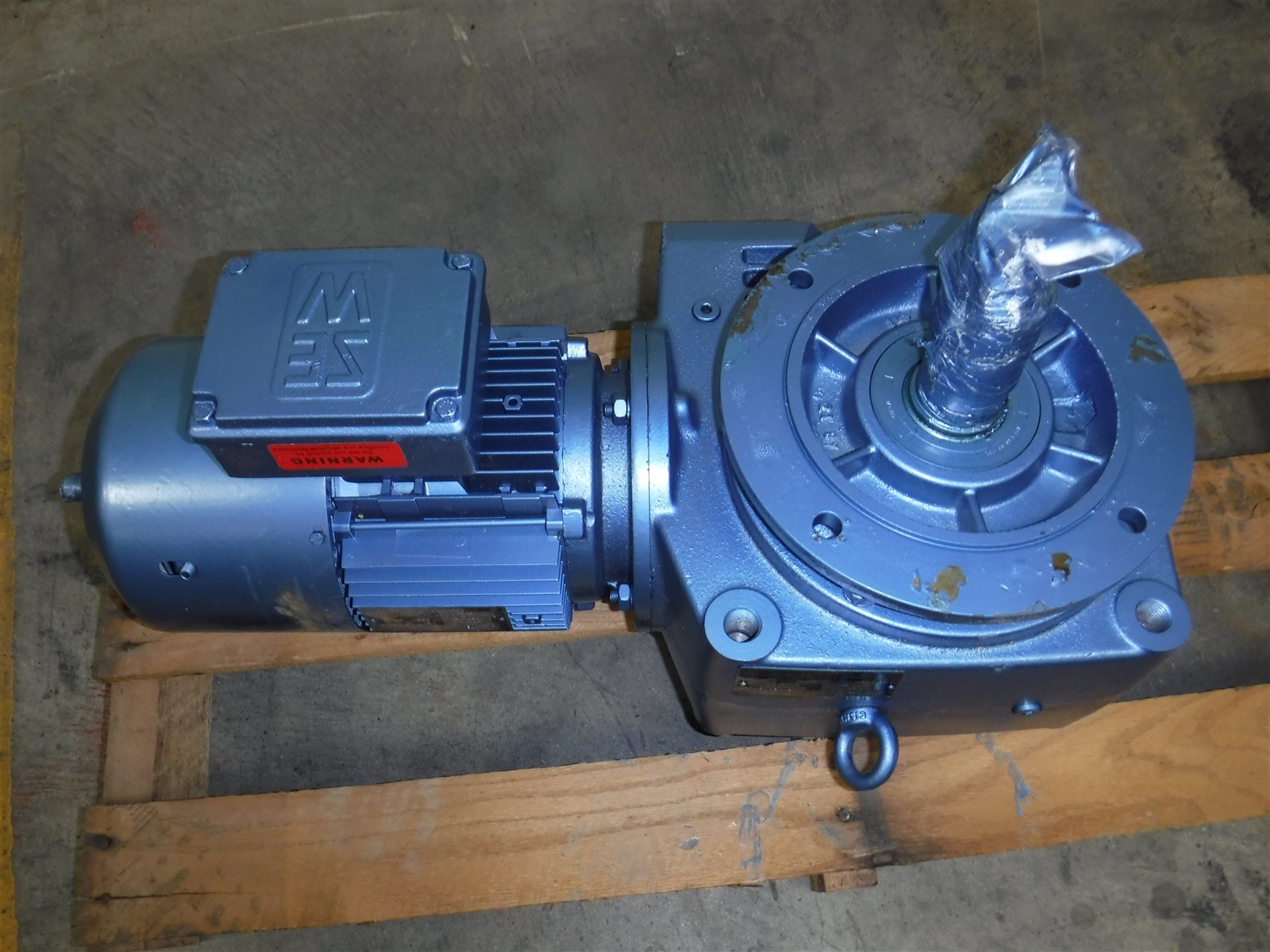 SEW EURODRIVE SF70 DFT90L2BHF MOTOR 2.2KW 3HP 3350RPM OGEARBOX 77.45:1 RATIO M1