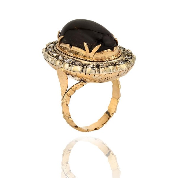 Antiker Ring aus Gelbgold mit Bernstein und Diamanten