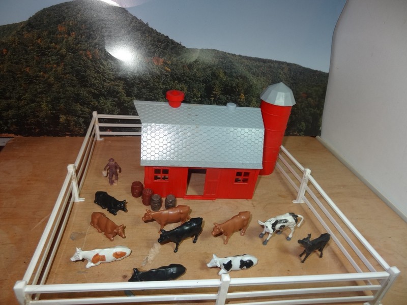 VINTAGE PLASTICVILLE DAIRY BARN O/S GAUGE w/COWS, FENCE, BARRELS, FARMER