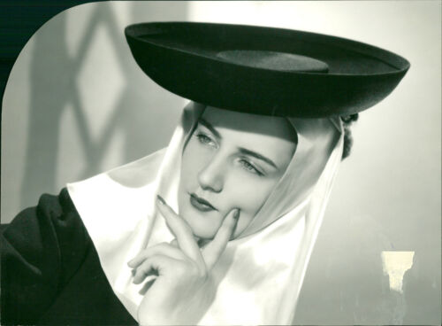 Women's fashion, headgear 1939 - Vintage Photograph 2598788 - Afbeelding 1 van 4