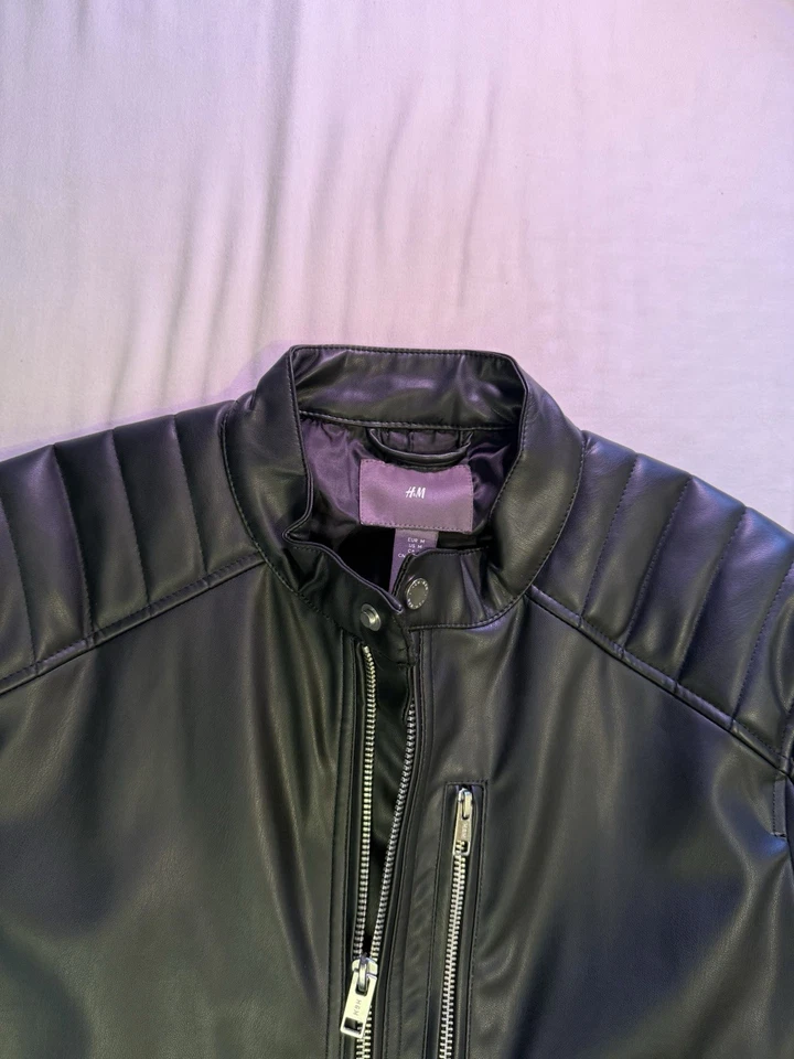 Chaqueta de moto de cuero sintético para hombre H&M negra talla mediana cremallera estilo motociclista Foto 3 de 4