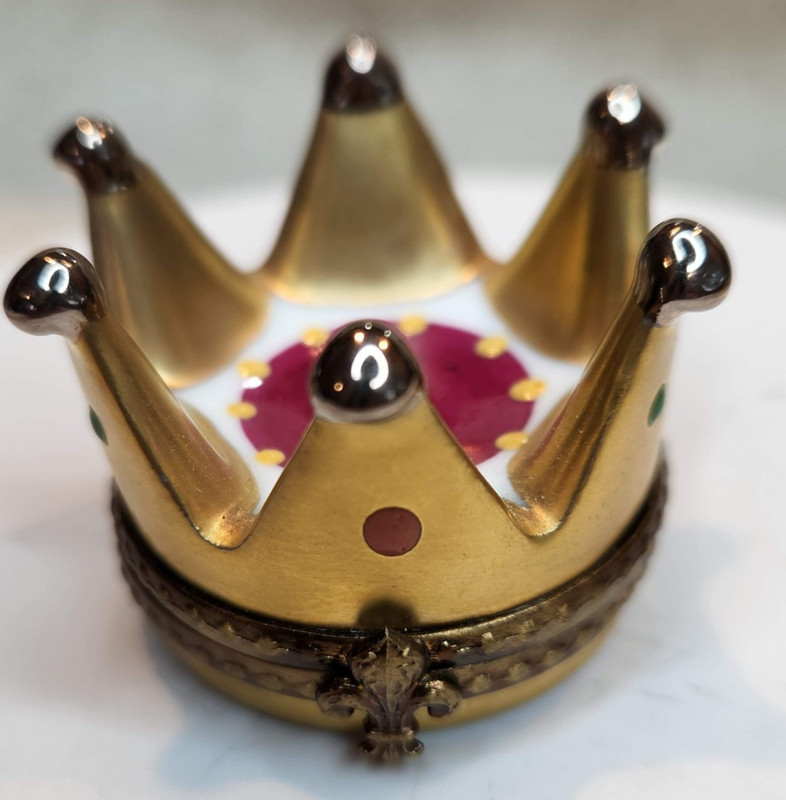 Small Crown Limoges Peint Main Trinket Box. Special Gift for Royal Collectors