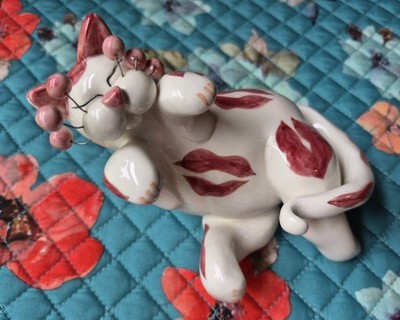 Amy Lacombe WhimsiClay 猫 置物 アメリカ デザイナー Amy Lacombe Whimsiclay Cat Figurine White Pink Kisses Annaco